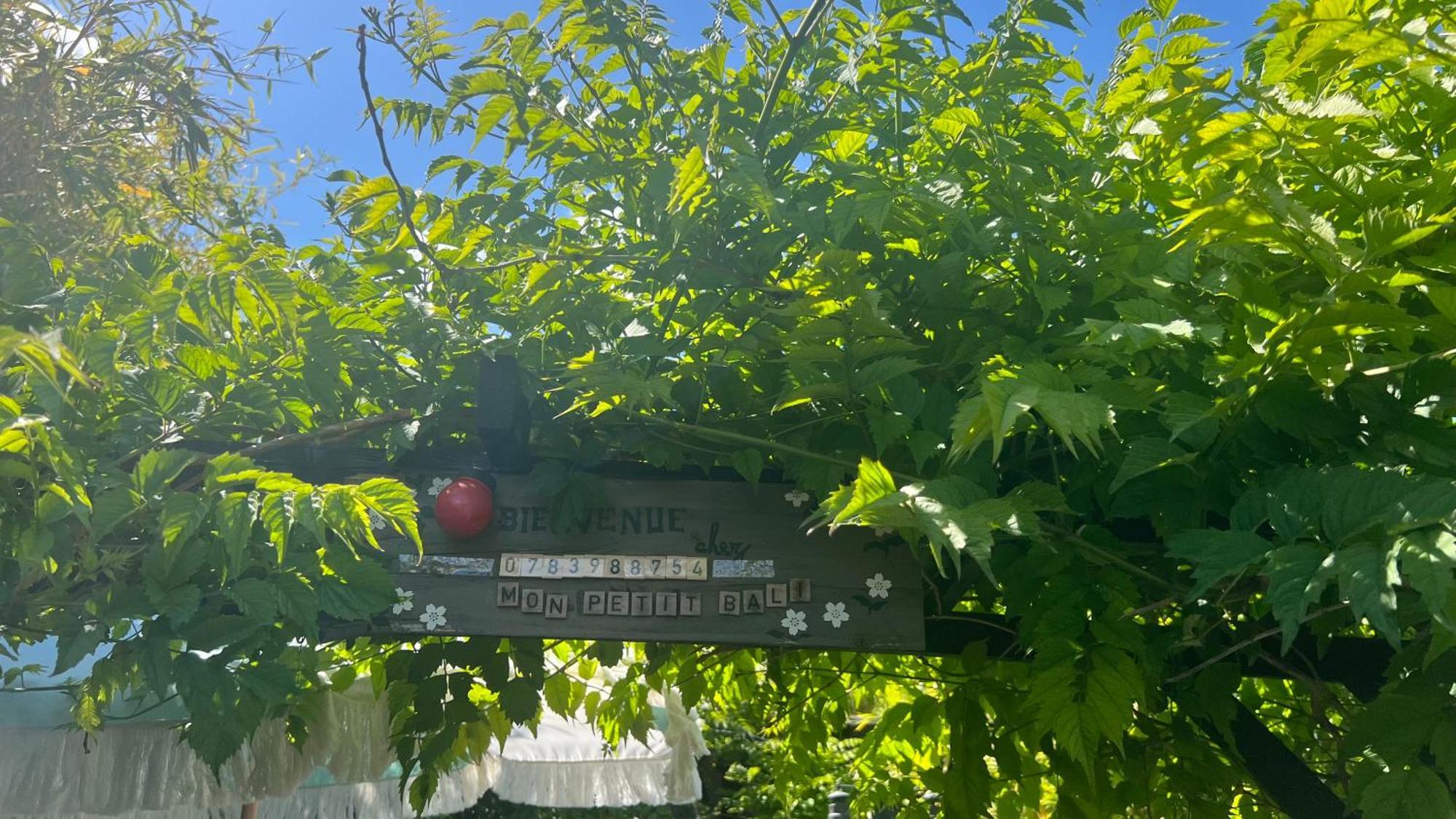 לינה וארוחת בוקר מאוסן לס אלפילס Mon Petit Bali מראה חיצוני תמונה